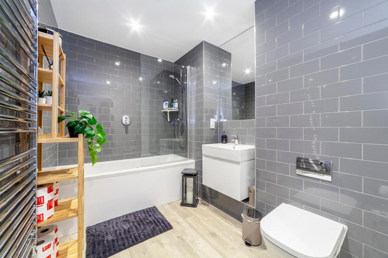 Апартаменти Private Double Bd With Optional Balcony, 15 Mins To London Cc Екстер'єр фото